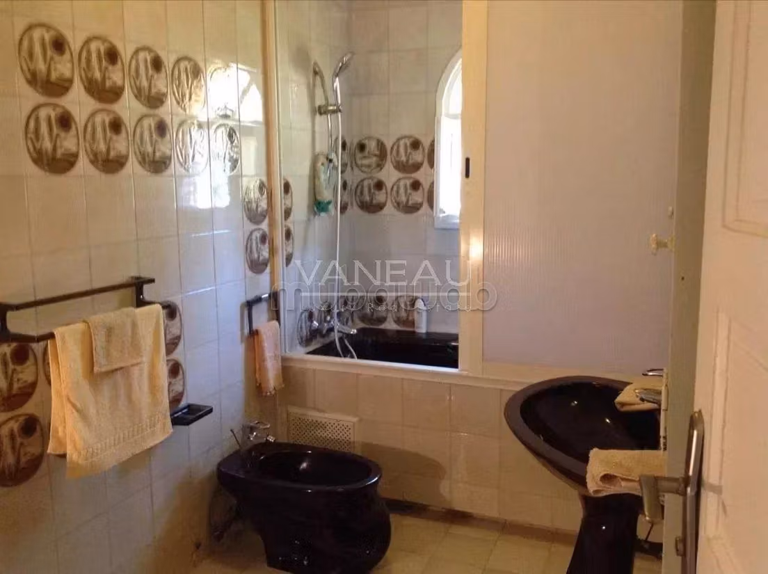 Terreno di 4,9 ettari con ville e piscina