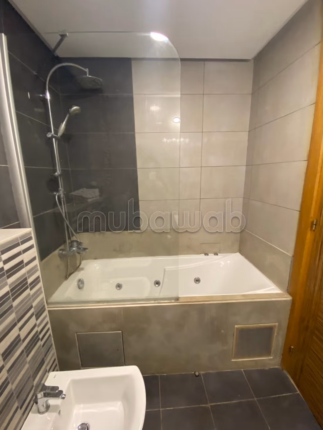 Apartment for rent in Ain Diab. 3 rooms. Storage unit