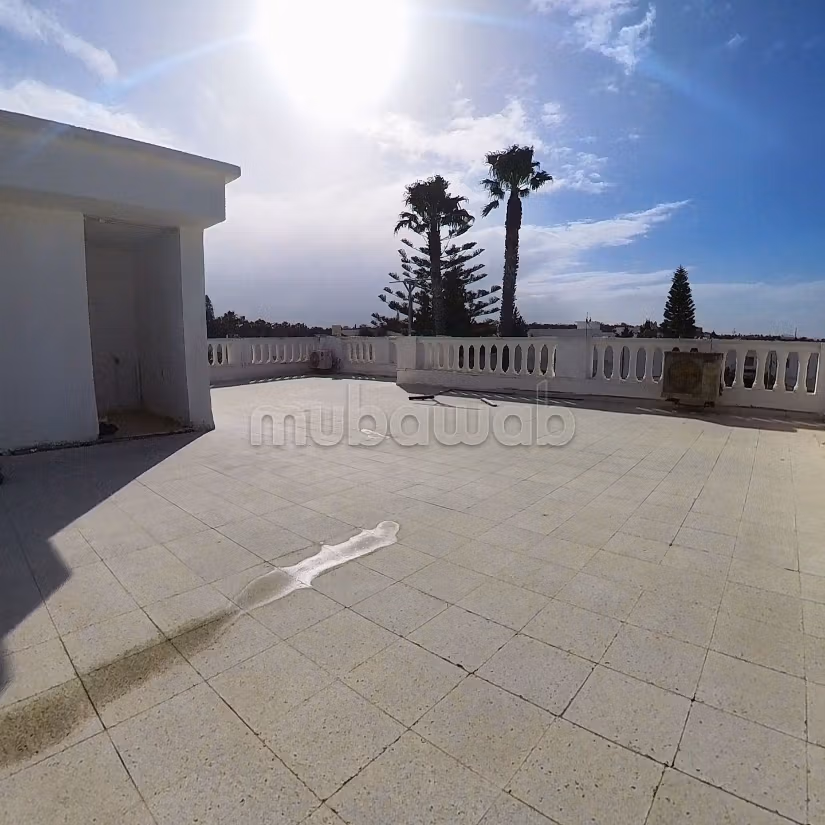 A louer villa avec jardin et piscine 
La Marsa