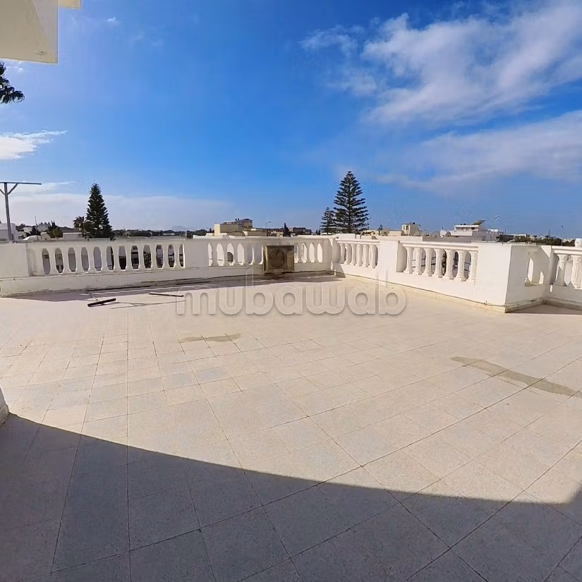 A louer villa avec jardin et piscine 
La Marsa