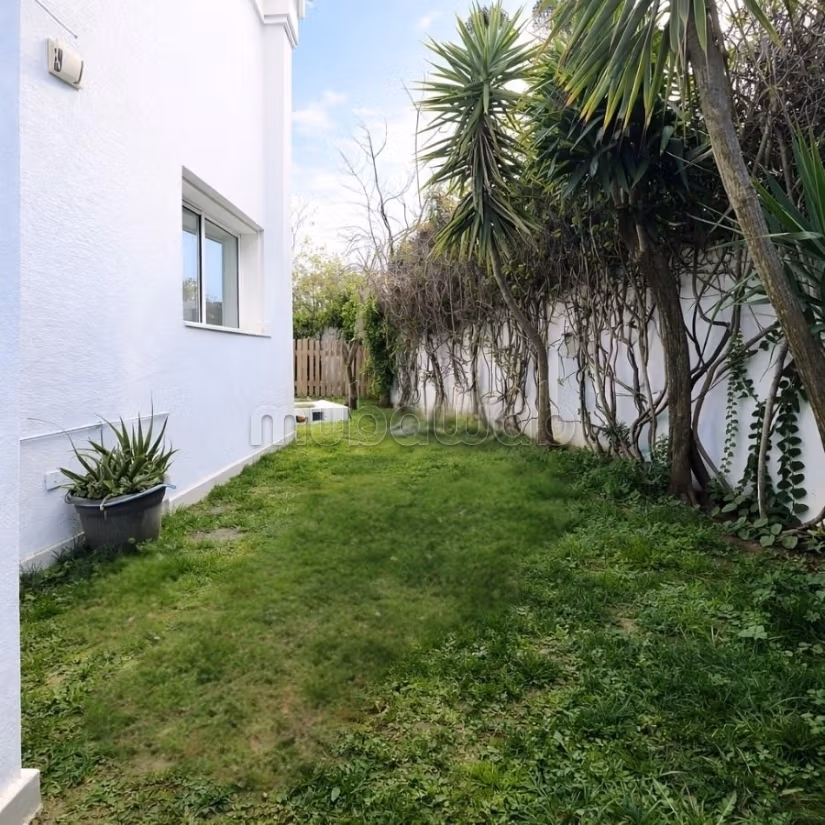 A louer villa avec jardin et piscine 
La Marsa