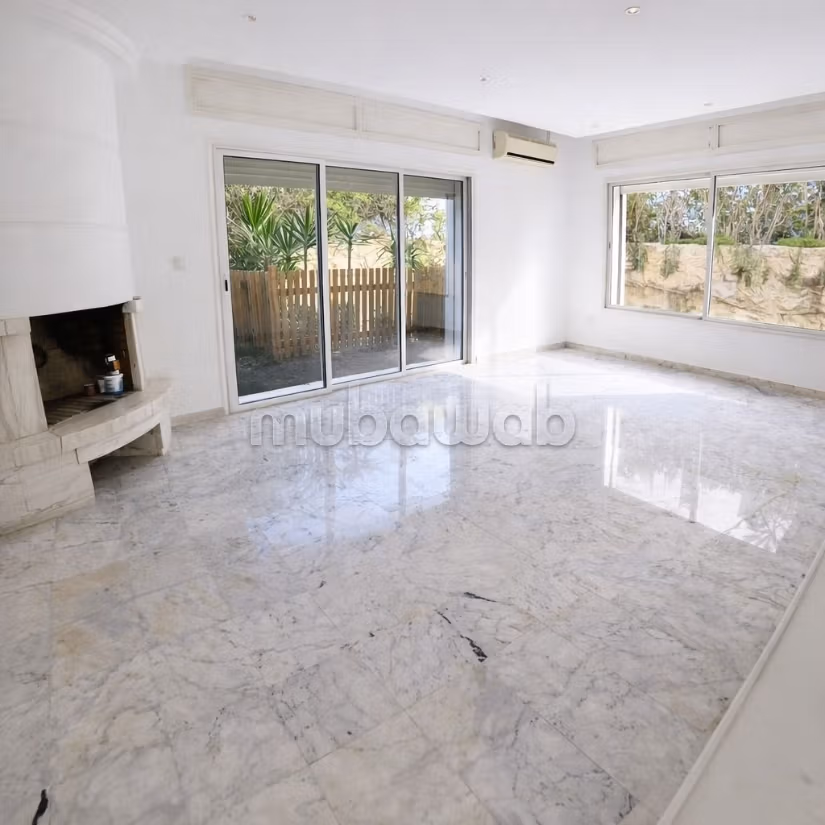 A louer villa avec jardin et piscine 
La Marsa