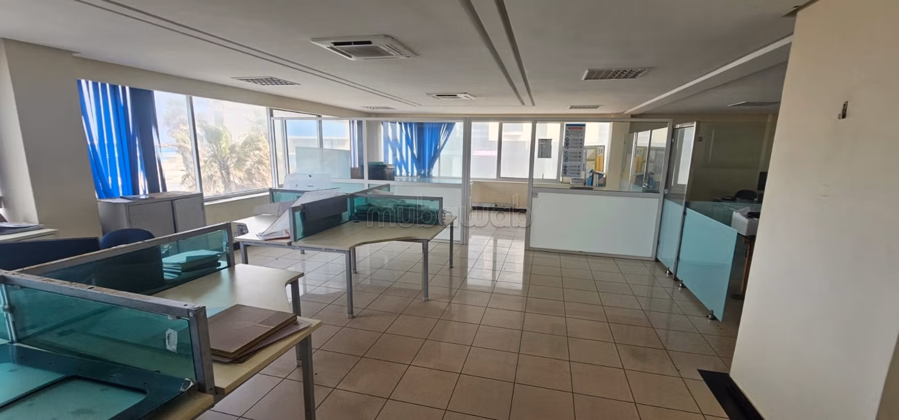 Edificio industrial de 8.200 m de superficie útil a la venta situado en plena ruta costera de Ain Sebaa
