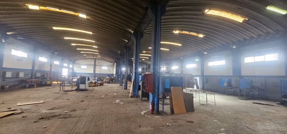Industriële fabriek van 3000 m2 overdekte oppervlakte in het hart van de industriezone van Aeropole Sapino te huur