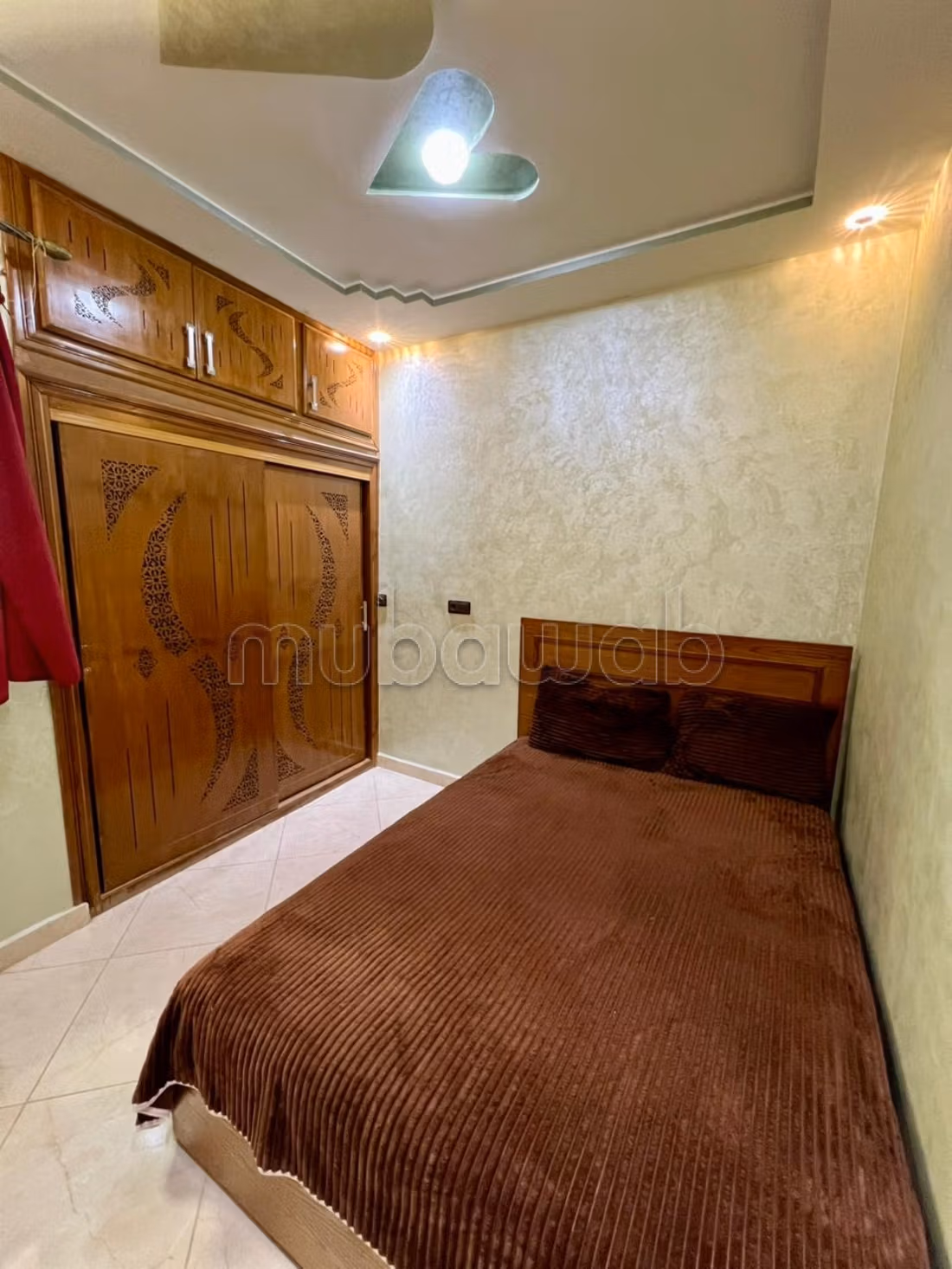 Te huur: huizen. 2 Ruimtes. Satellietschotel en traditionele woonkamer