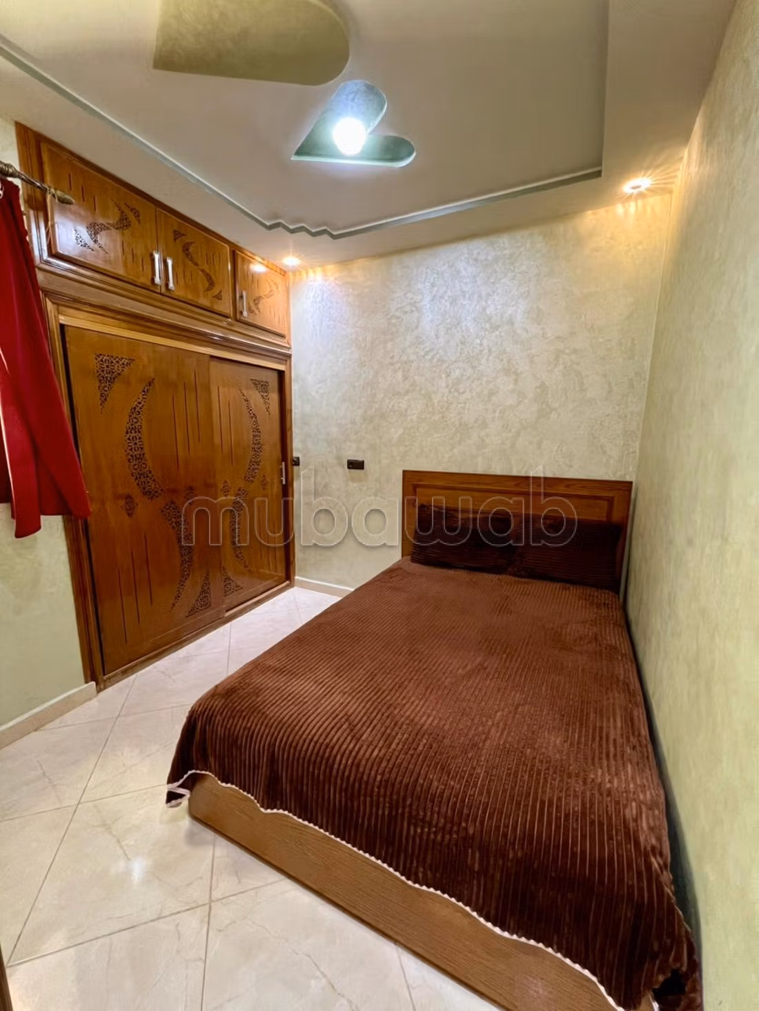 Te huur: huizen. 2 Ruimtes. Satellietschotel en traditionele woonkamer