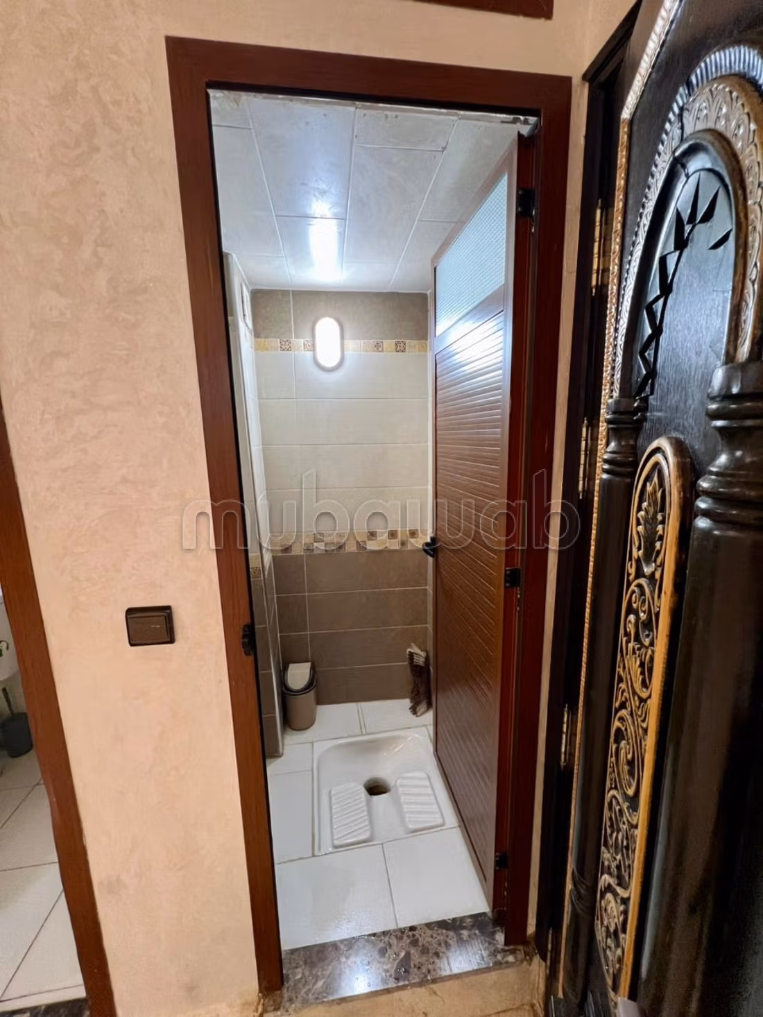 Te huur: huizen. 2 Ruimtes. Satellietschotel en traditionele woonkamer
