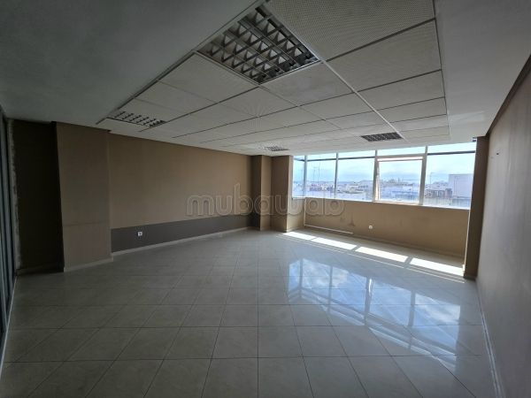 Bureaux à louer à Administratif. Superficie 60 m². Concierge et climatisation
