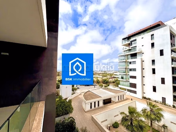 AIN DIAB – Élégant appartement rénové avec vue mer