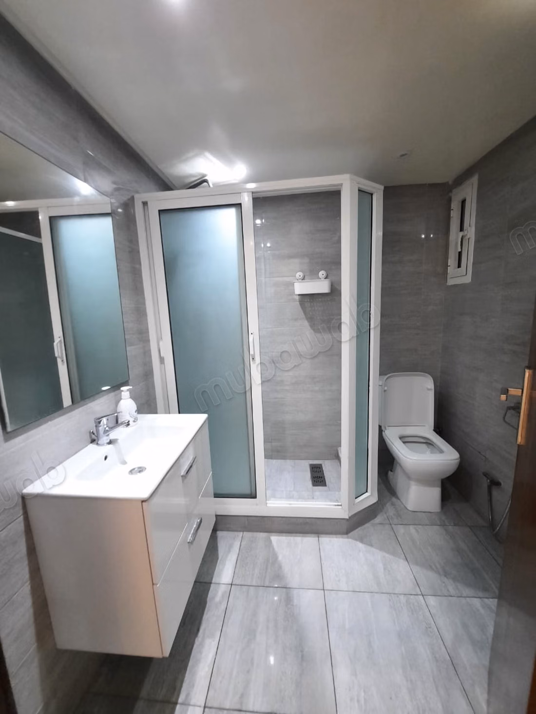 Trois chambres salon à romandie 2