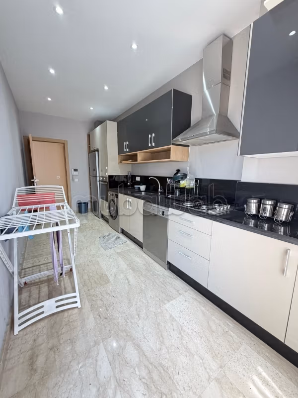 Louez cet appartement à Oasis. 7 pièces. Résidence avec concierge, climatisation générale