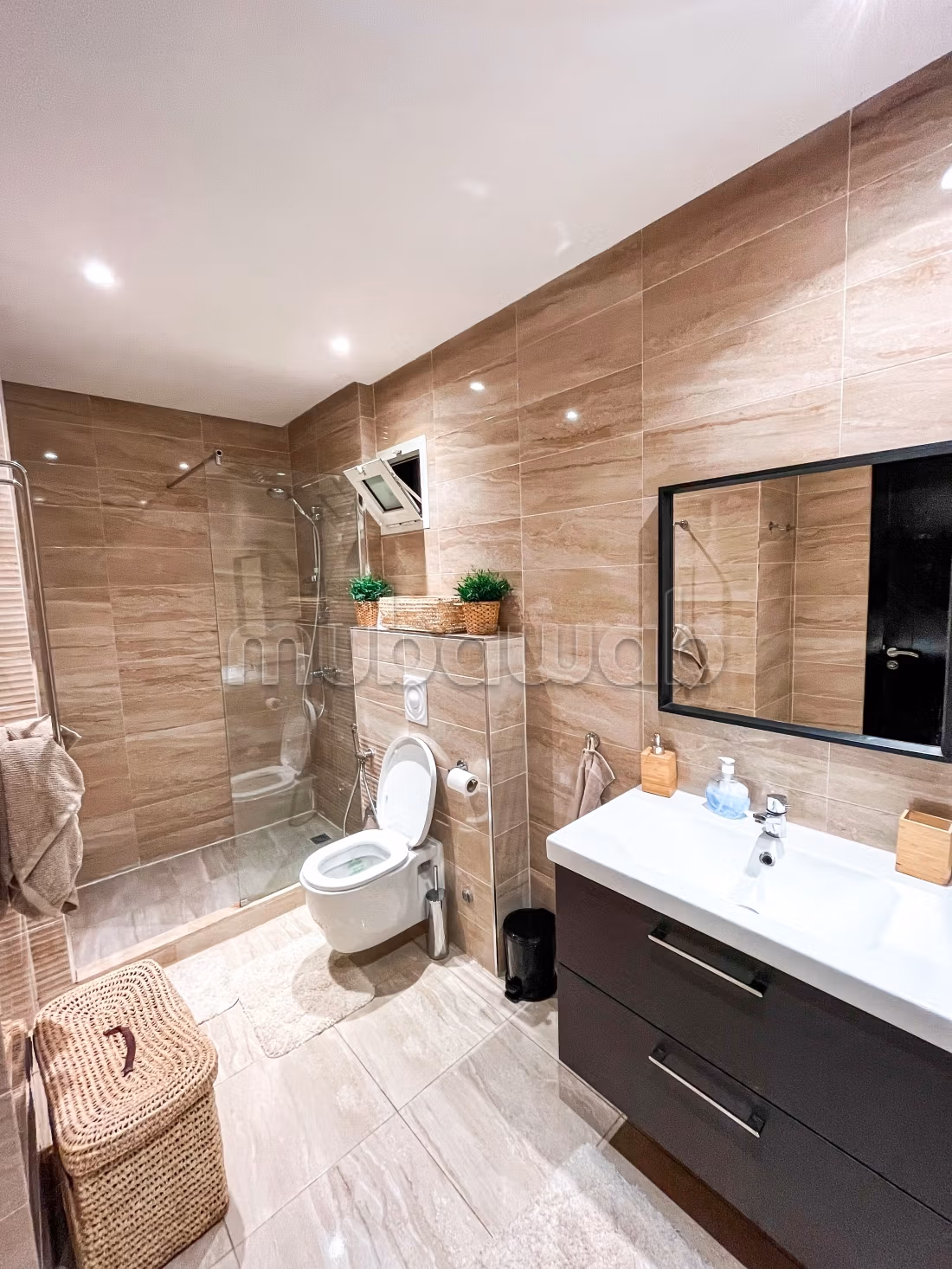 Vente d'un bel appartement à Route casa. 7 pièces confortables. Meublé
