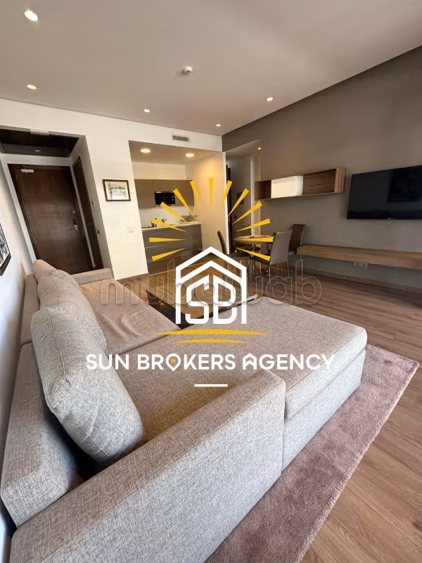 ثلاثة جميلة حديثة شرفة