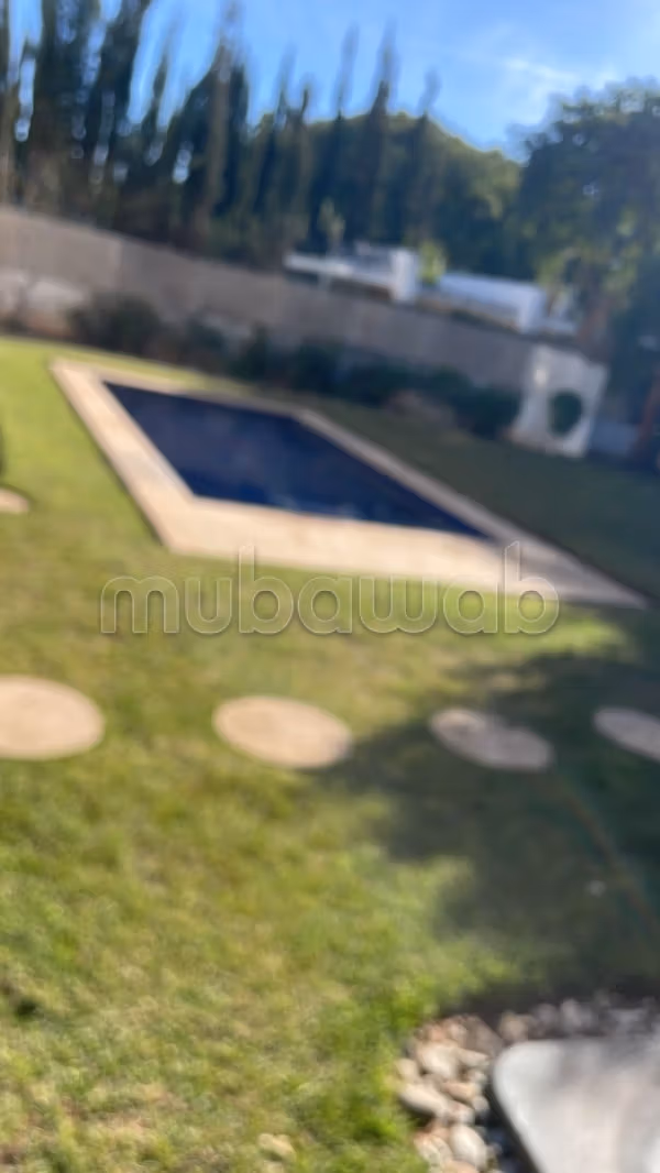 Villa de luxe à louer à Ville Verte. 
Surface de 580 m². 
Porte sécurisée et chauffage central