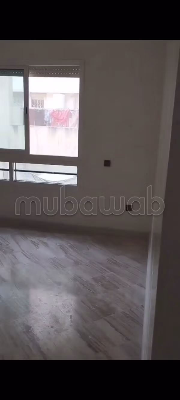 Location d'un studio à cote de bd rahal meskini 
Mers sultan 
Superficie 75 m². 
Balcon et ascenseur