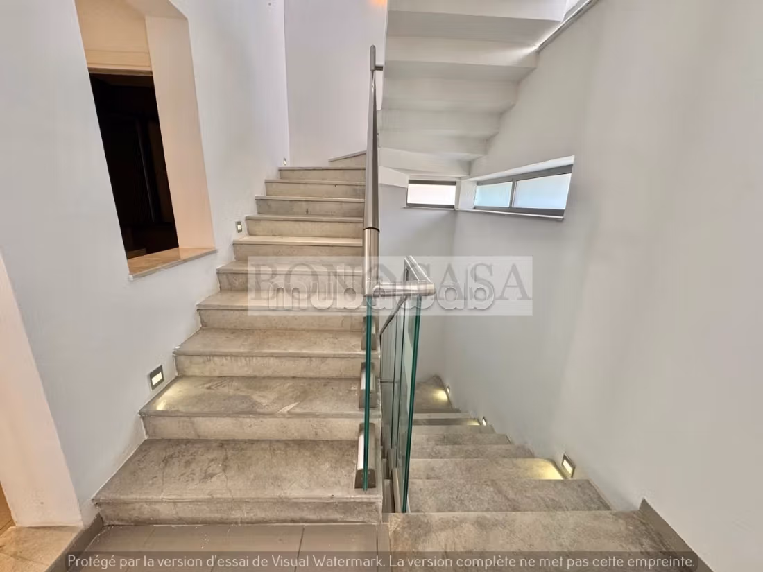 Villa S3 avec piscine&jardin à vendre à Gammarth