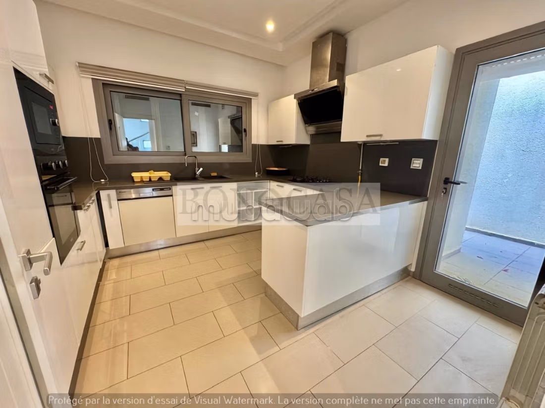Villa S3 avec piscine&jardin à vendre à Gammarth