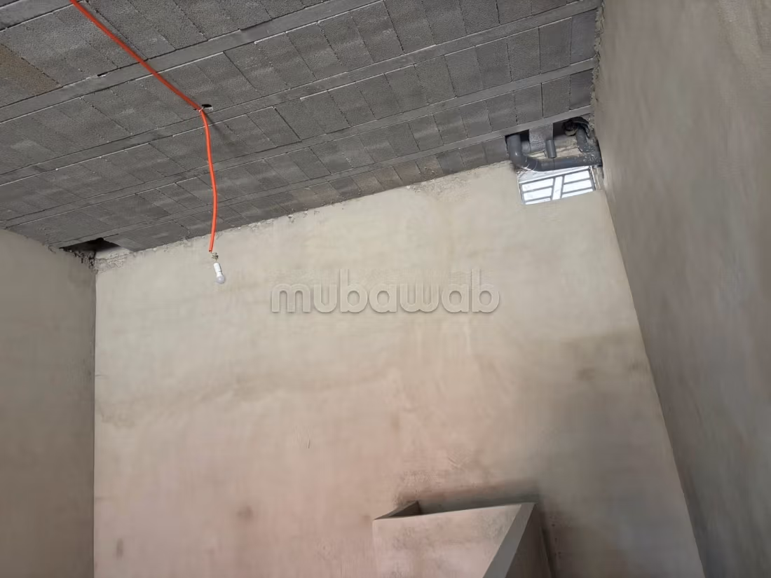 Vend local commercial à Martil. Surface totale 177 m². Sécurisé 24/24