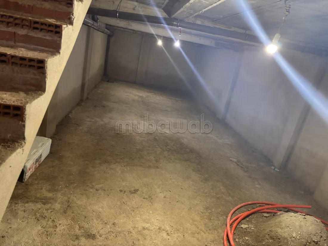 Vend local commercial à Martil. Surface totale 177 m². Sécurisé 24/24