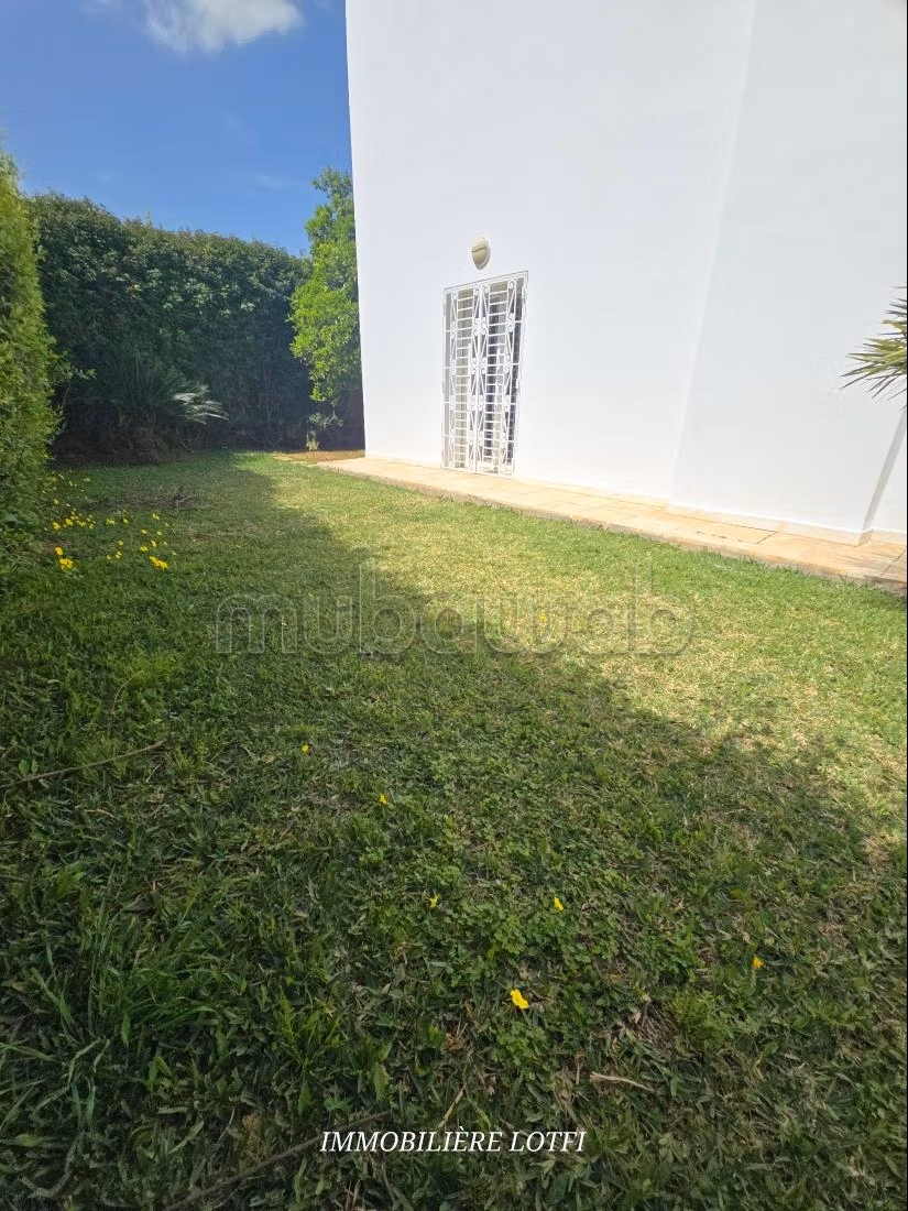 Bella villa con bel giardino e piscina
