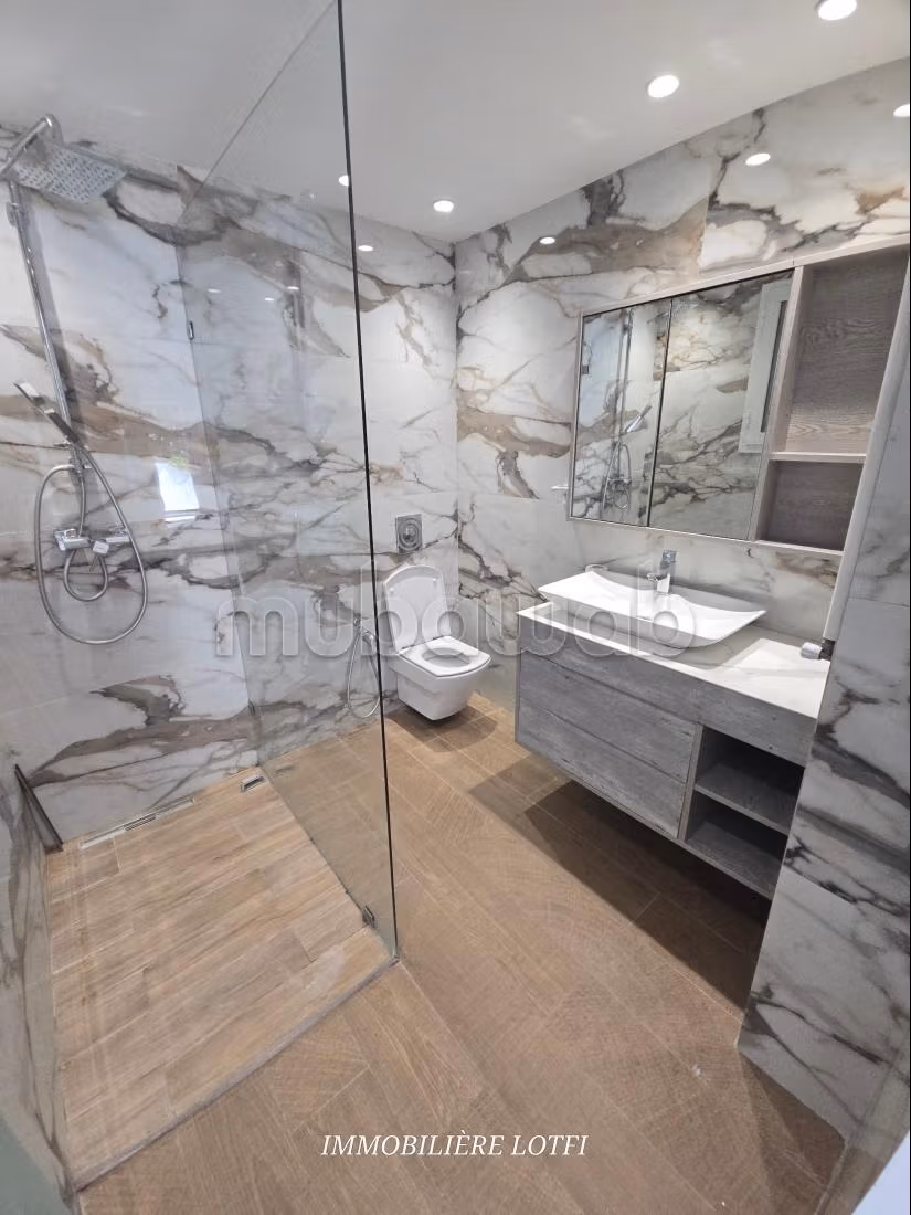 Location villa de luxe à Cité Les Pins. Superficie 550 m². Double vitrage et chauffage central