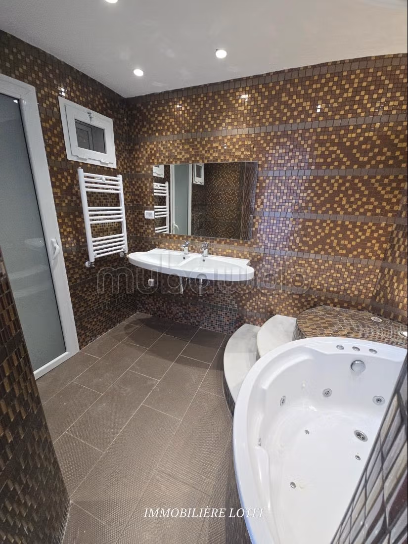 Location villa de luxe à Cité Les Pins. Superficie 550 m². Double vitrage et chauffage central