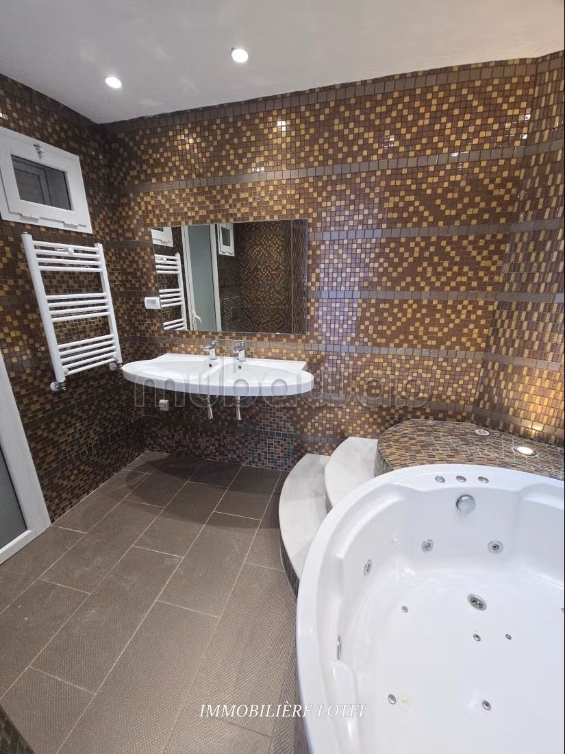 Location villa de luxe à Cité Les Pins. Superficie 550 m². Double vitrage et chauffage central
