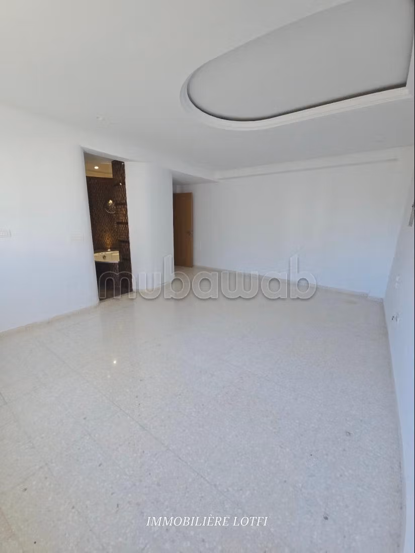 Location villa de luxe à Cité Les Pins. Superficie 550 m². Double vitrage et chauffage central