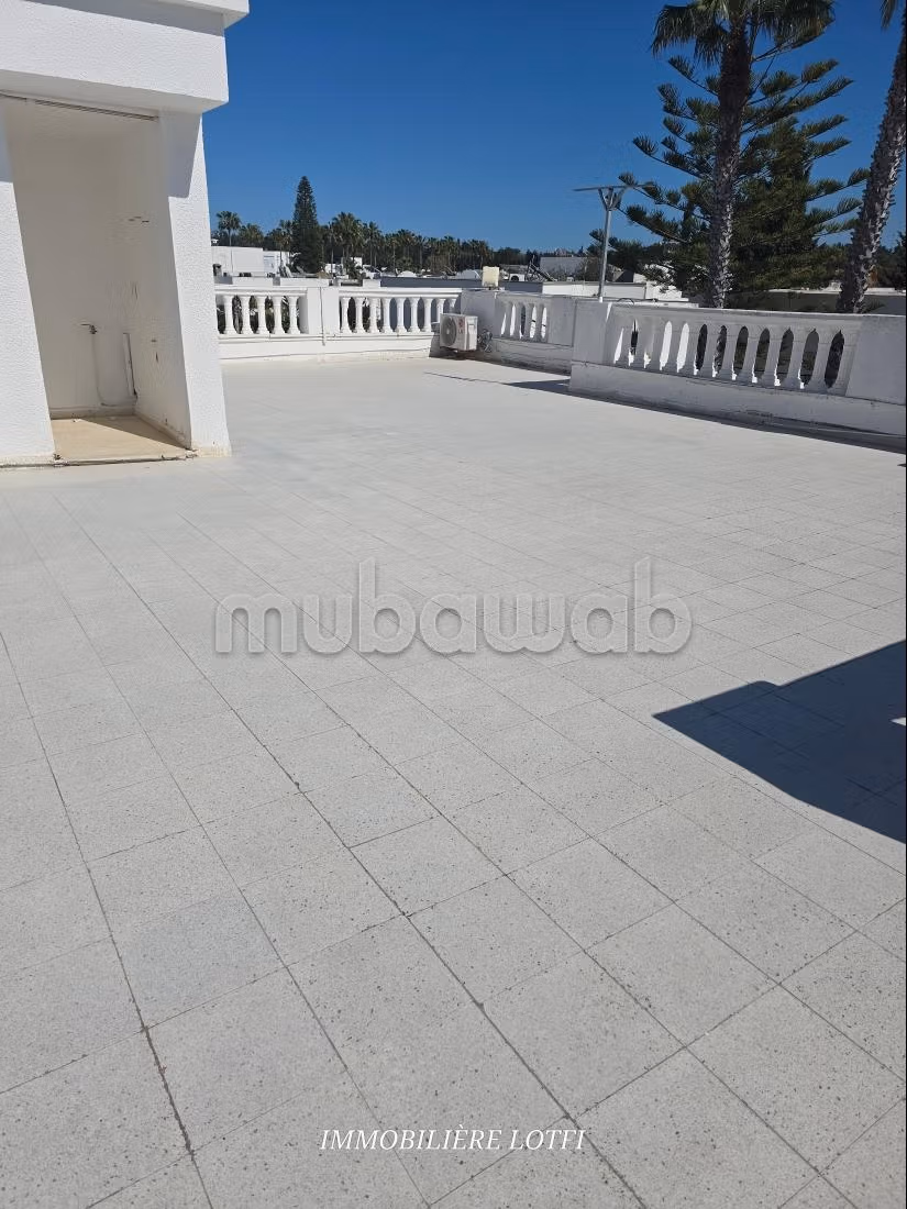 Location villa de luxe à Cité Les Pins. Superficie 550 m². Double vitrage et chauffage central