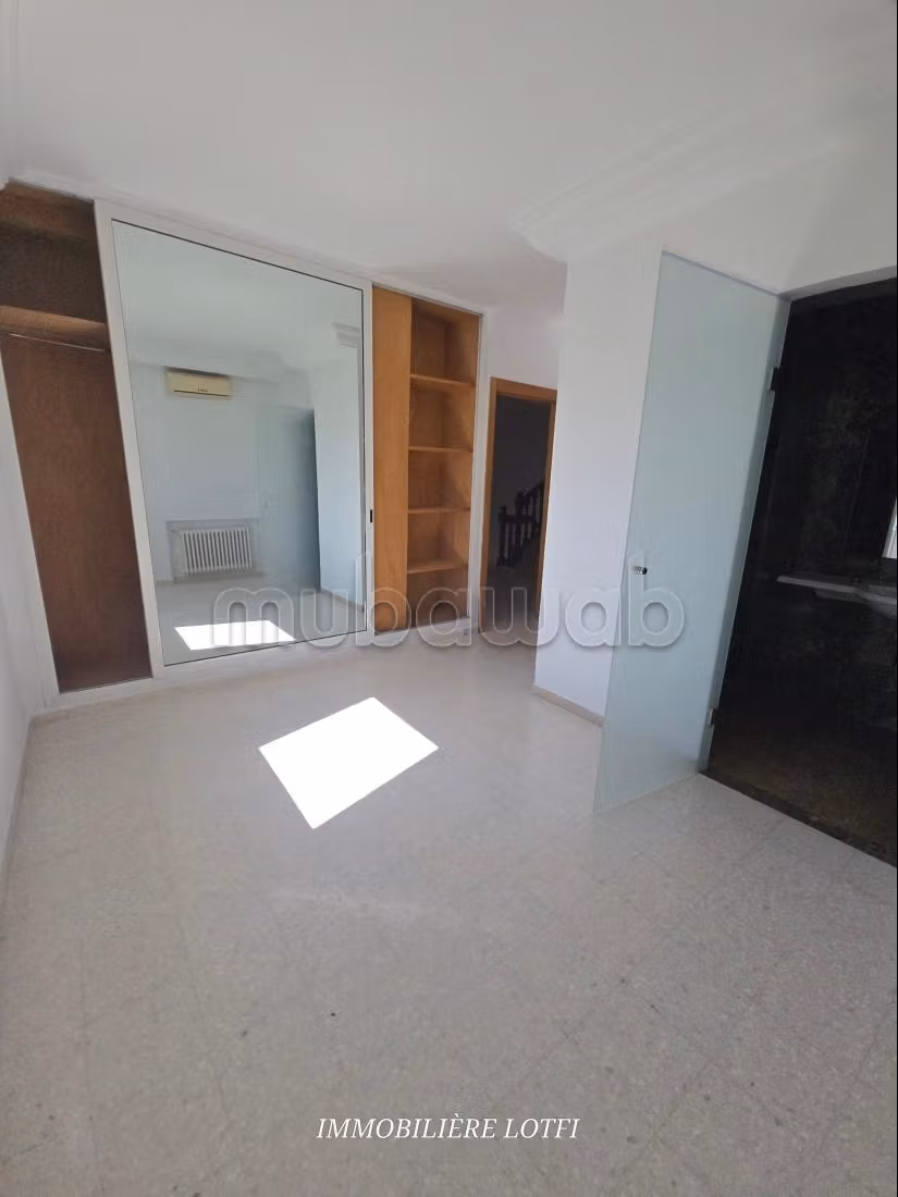 Location villa de luxe à Cité Les Pins. Superficie 550 m². Double vitrage et chauffage central