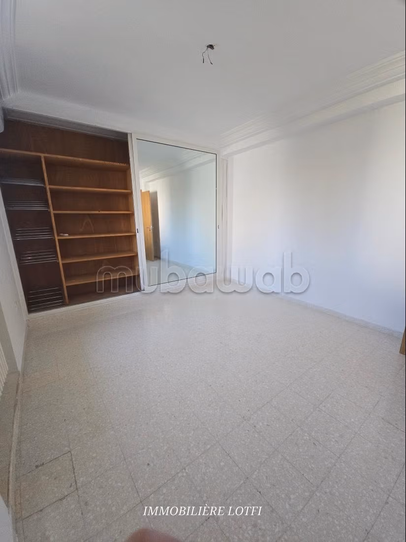 Location villa de luxe à Cité Les Pins. Superficie 550 m². Double vitrage et chauffage central