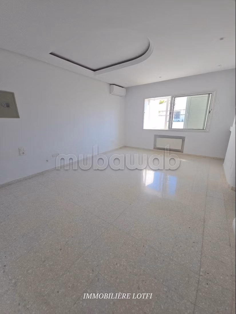 Location villa de luxe à Cité Les Pins. Superficie 550 m². Double vitrage et chauffage central