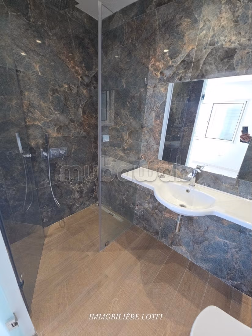 Location villa de luxe à Cité Les Pins. Superficie 550 m². Double vitrage et chauffage central