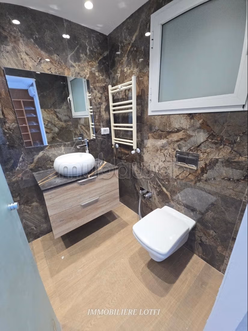 Location villa de luxe à Cité Les Pins. Superficie 550 m². Double vitrage et chauffage central