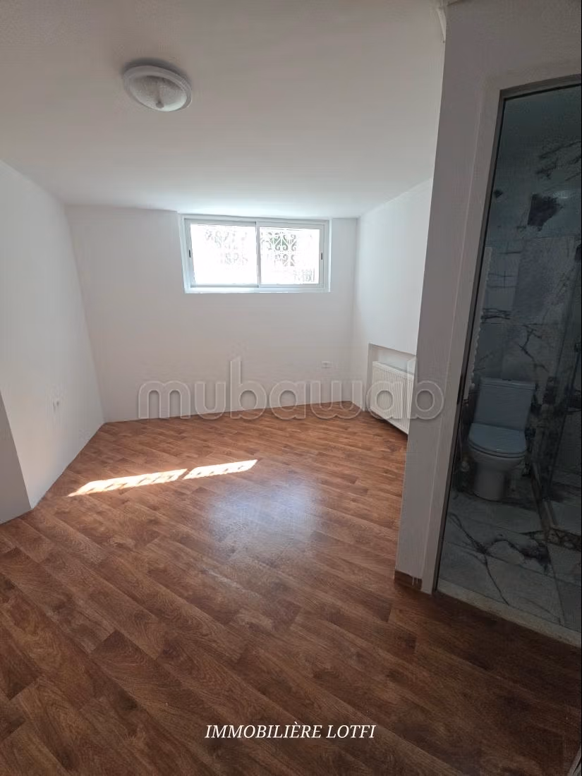 Location villa de luxe à Cité Les Pins. Superficie 550 m². Double vitrage et chauffage central