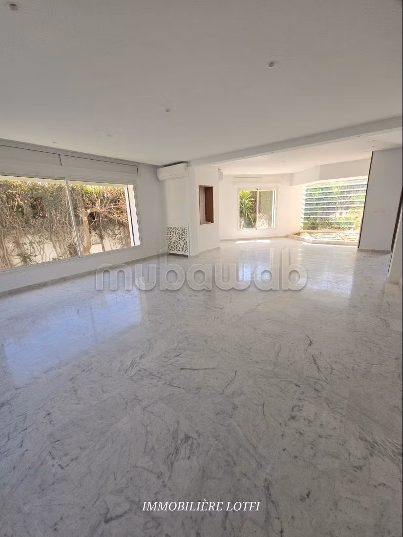 Location villa de luxe à Cité Les Pins. Superficie 550 m². Double vitrage et chauffage central