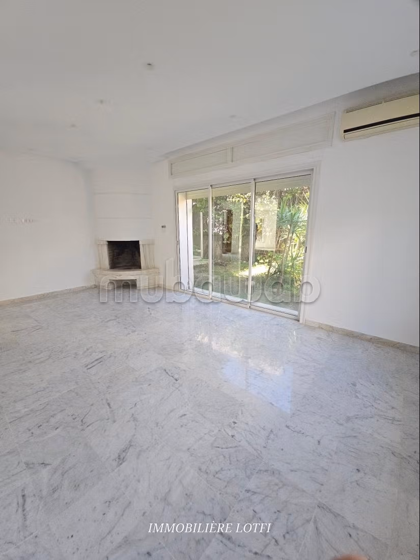 Location villa de luxe à Cité Les Pins. Superficie 550 m². Double vitrage et chauffage central