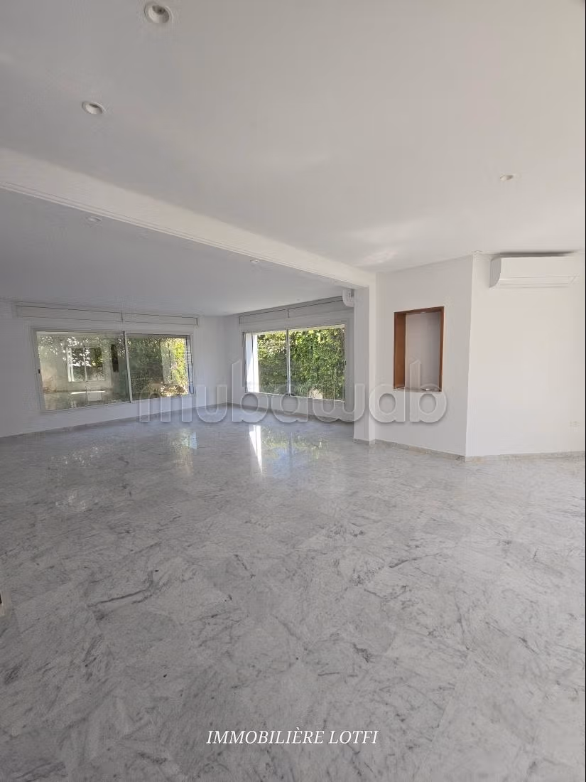 Location villa de luxe à Cité Les Pins. Superficie 550 m². Double vitrage et chauffage central