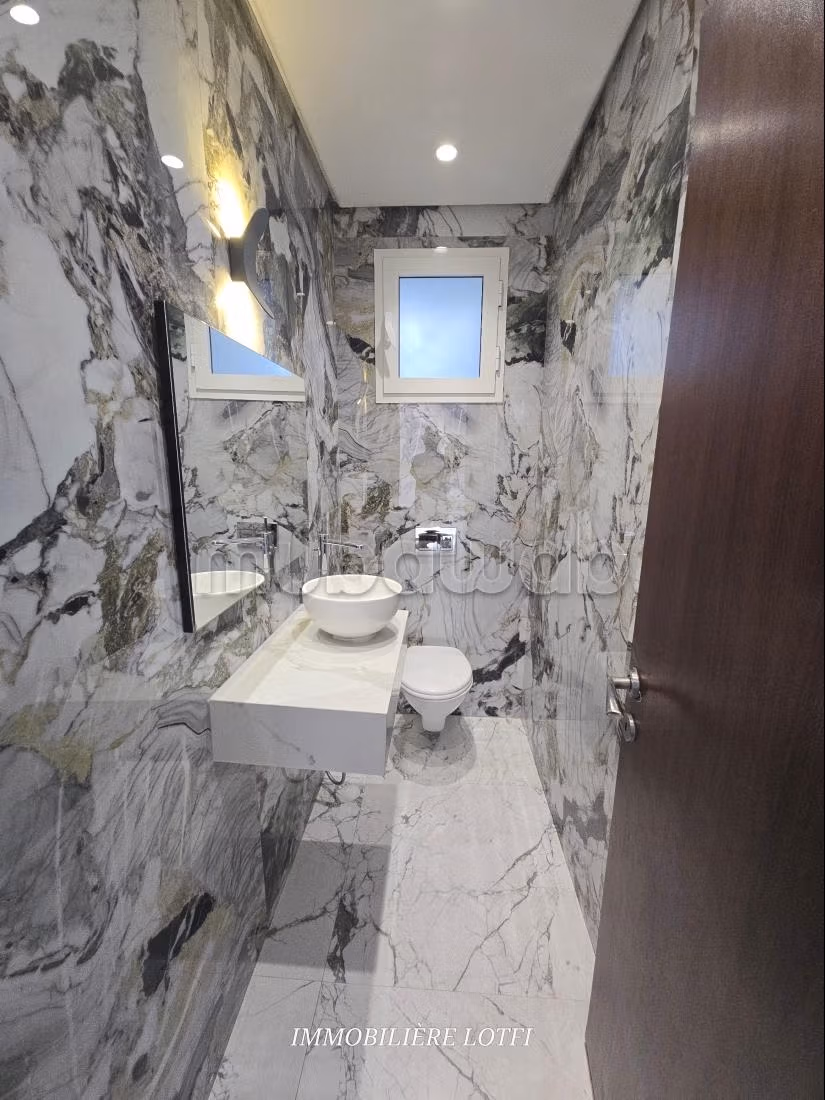 Location villa de luxe à Cité Les Pins. Superficie 550 m². Double vitrage et chauffage central