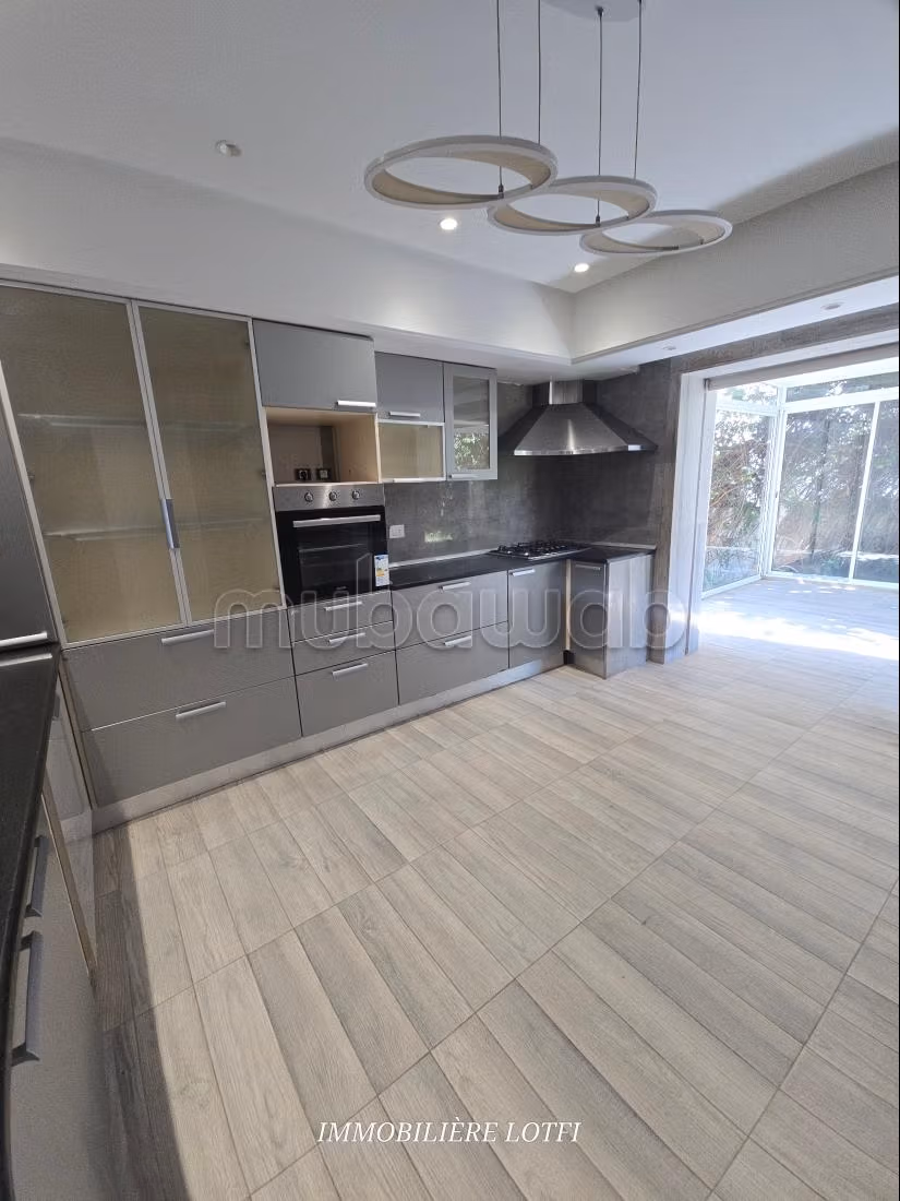 Location villa de luxe à Cité Les Pins. Superficie 550 m². Double vitrage et chauffage central