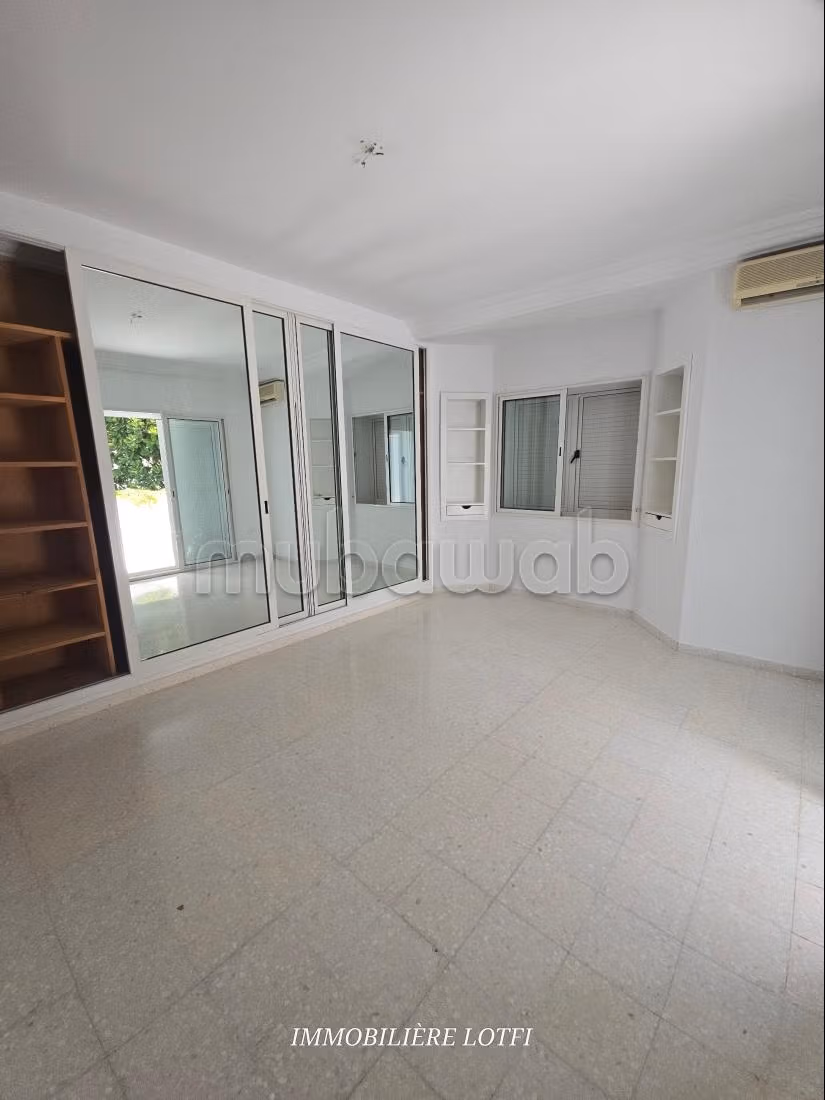 Location villa de luxe à Cité Les Pins. Superficie 550 m². Double vitrage et chauffage central