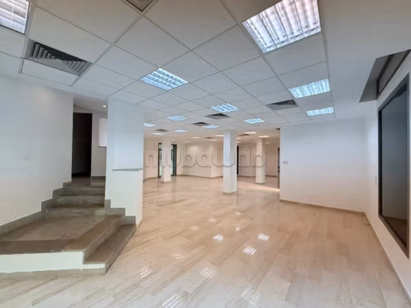 180m² Office on the ground floor with excellent visibility in Lac 1
