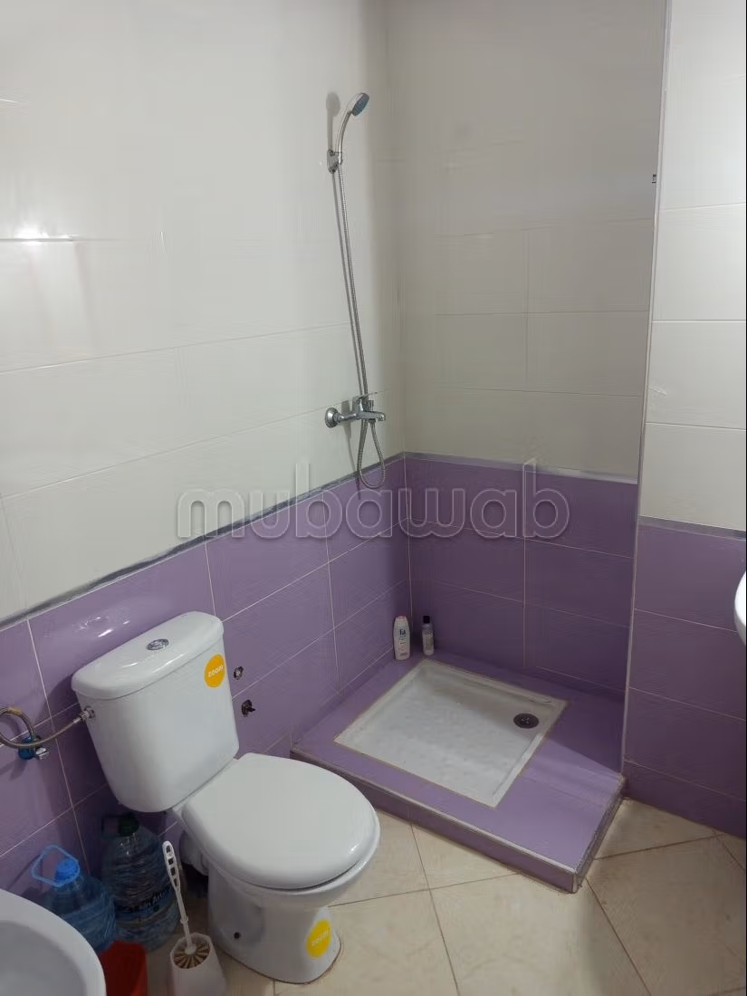 Appartement à vendre à Oued Laou. 
2 belles chambres. 
Bien meublé