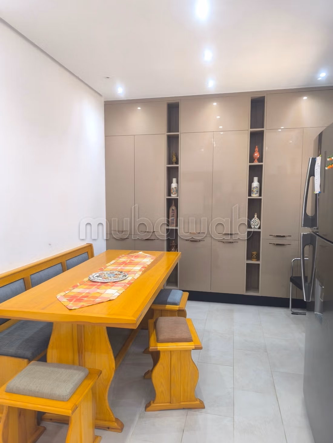 Villa de luxe à louer à Cité Les Pins. Superficie 500 m². Porte blindée, sécurité