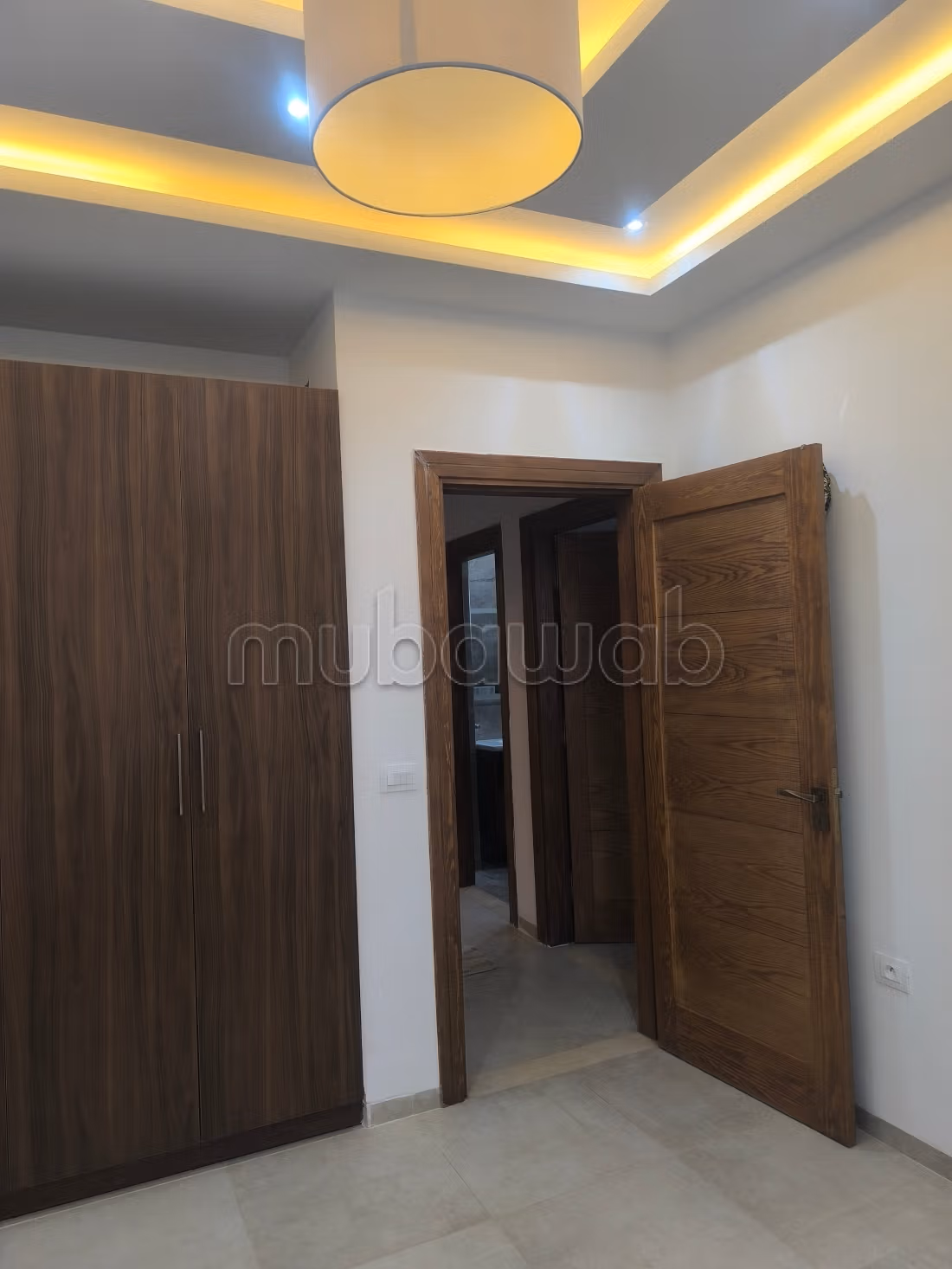Villa de luxe à louer à Cité Les Pins. Superficie 500 m². Porte blindée, sécurité