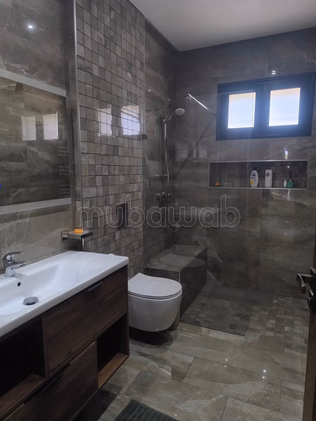 Villa de luxe à louer à Cité Les Pins. Superficie 500 m². Porte blindée, sécurité