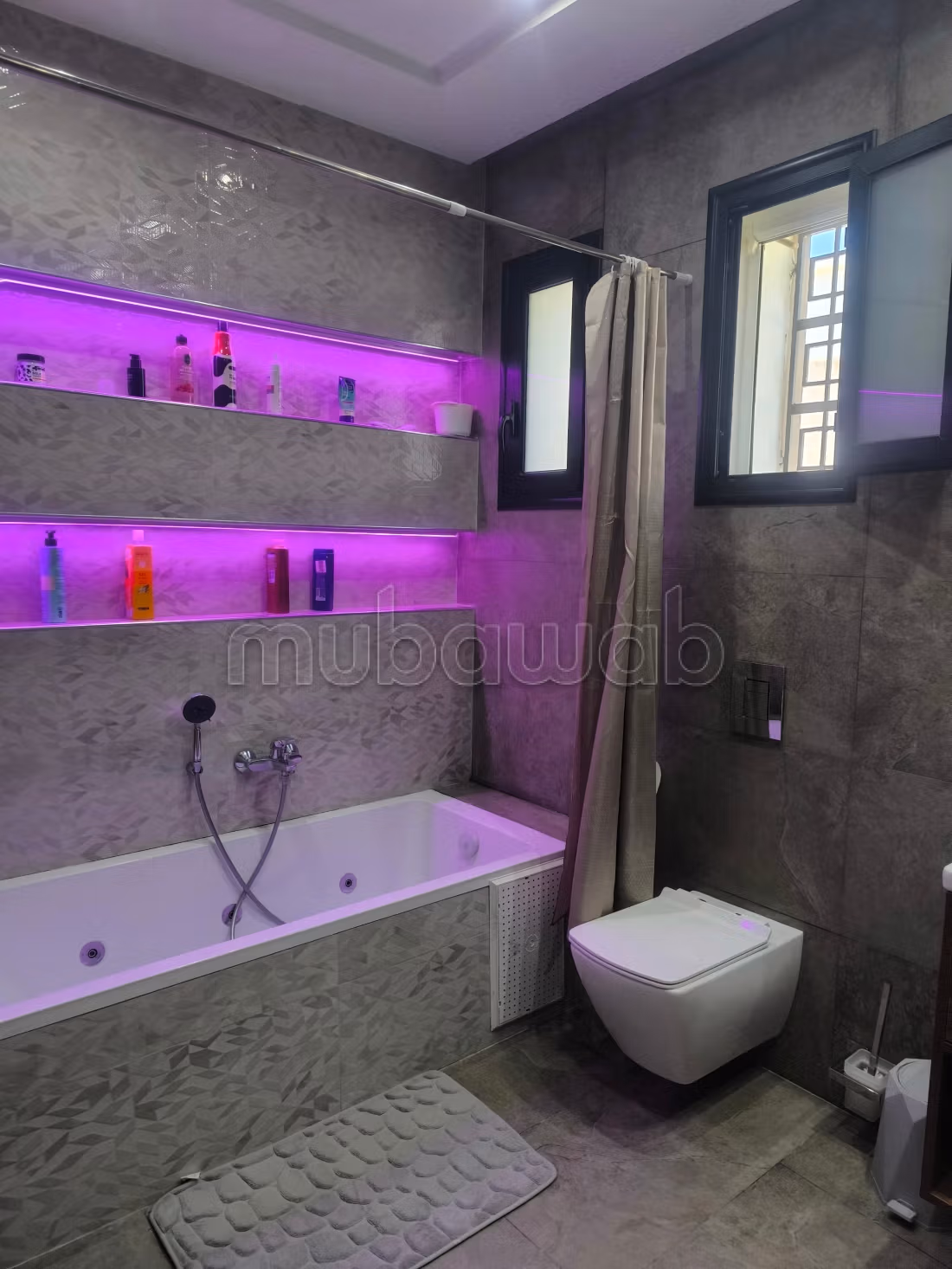 Villa de luxe à louer à Cité Les Pins. Superficie 500 m². Porte blindée, sécurité