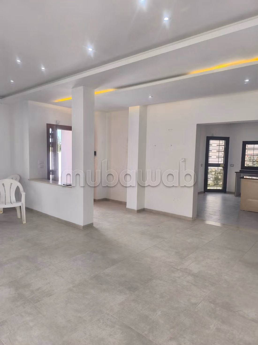 Villa de luxe à louer à Cité Les Pins. Superficie 500 m². Porte blindée, sécurité