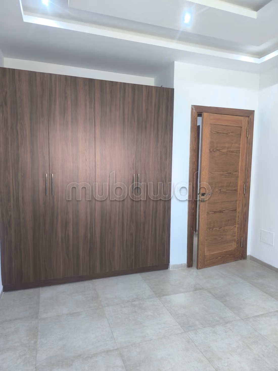 Villa de luxe à louer à Cité Les Pins. Superficie 500 m². Porte blindée, sécurité