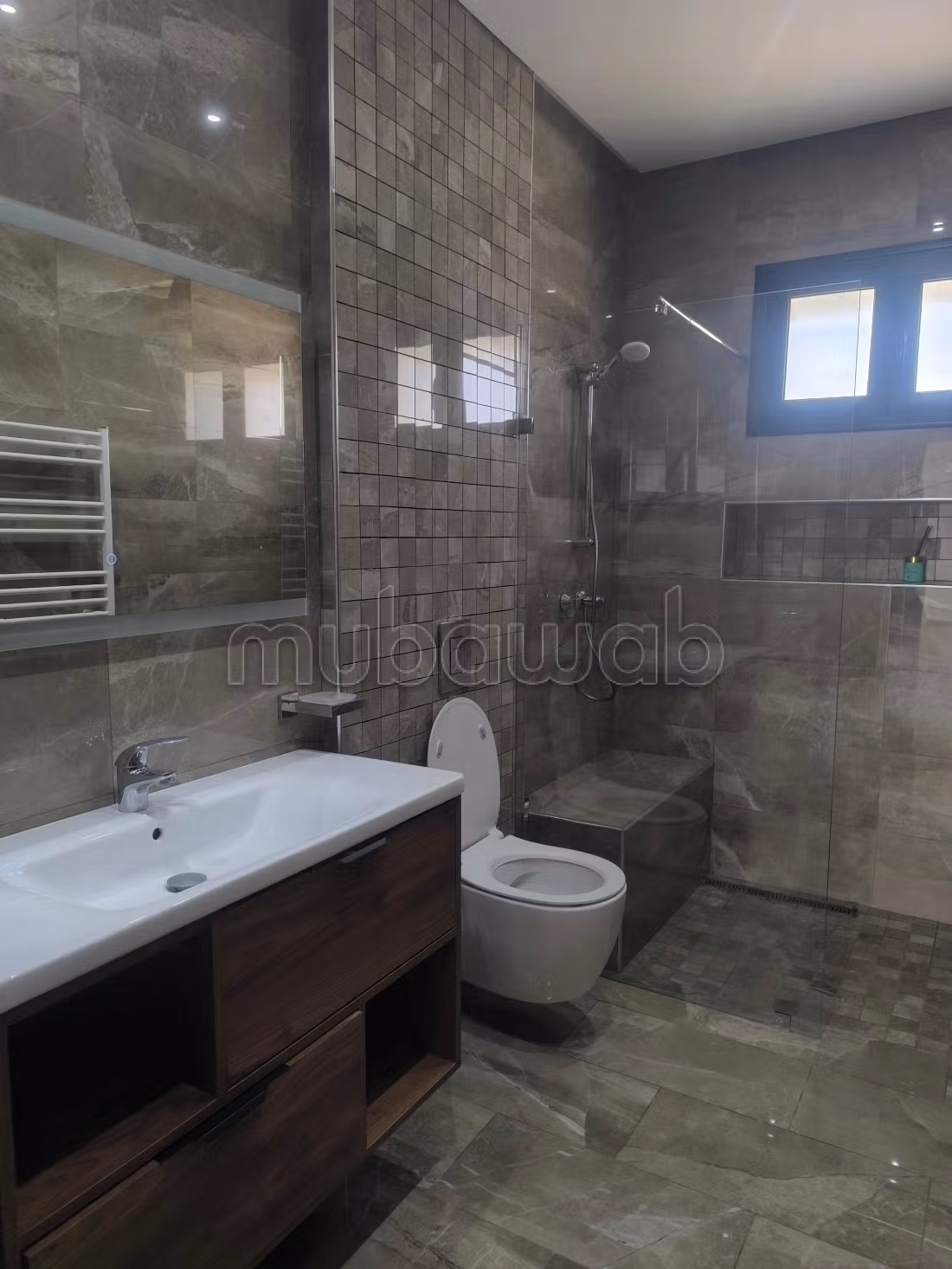 Villa de luxe à louer à Cité Les Pins. Superficie 500 m². Porte blindée, sécurité